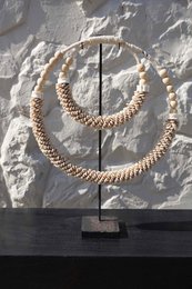Die Doppelmuschel-Halskette auf Ständer – Natur