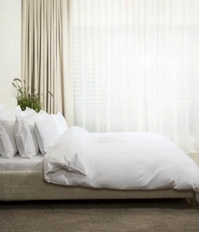Bianchetto da letto sateeno con ricamo "Vilnius Heart" bianco ottico