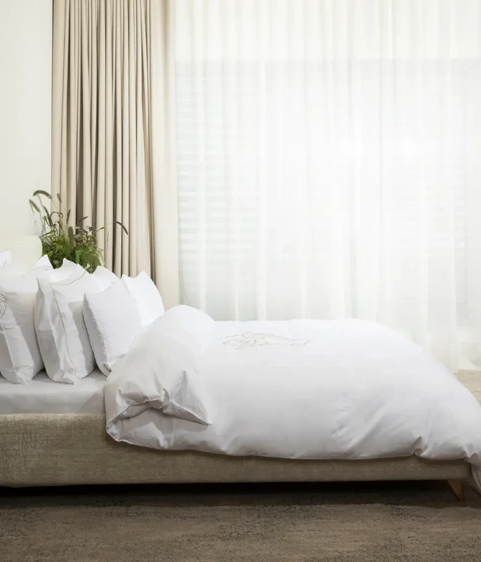 Bianchetto da letto sateeno con ricamo "Vilnius Heart" bianco ottico