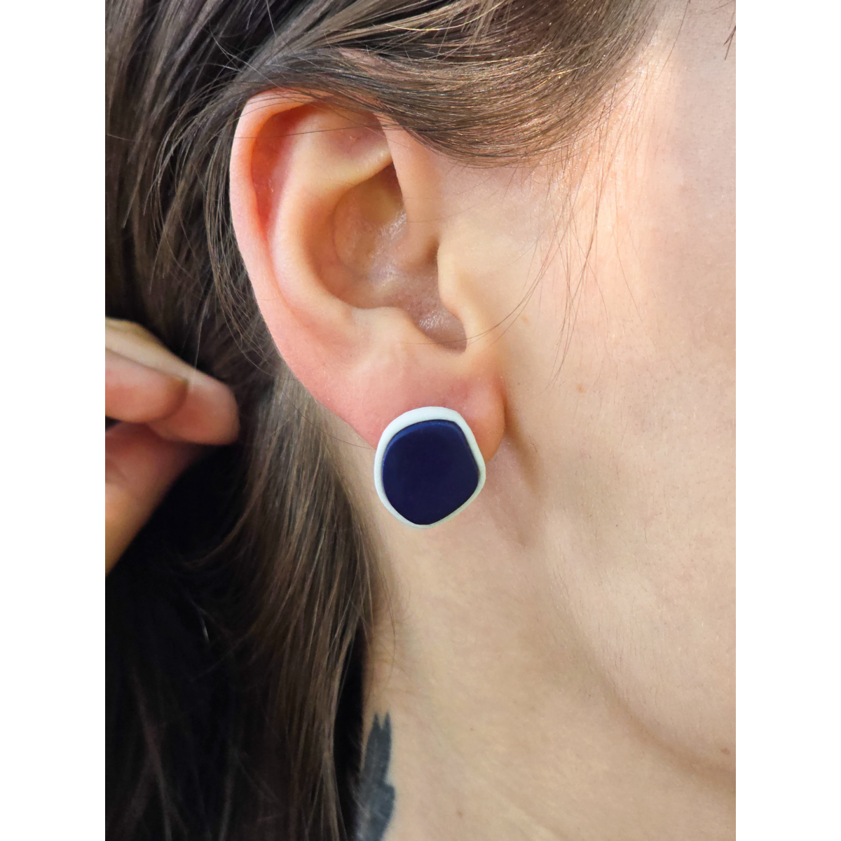 Boucles d'oreilles clous Ella en bleu et blanc