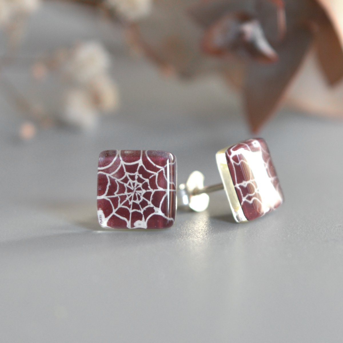 Boucles d'oreilles uniques en toile d'araignée, Couleur violet foncé, Verre recyclé et argent sterling