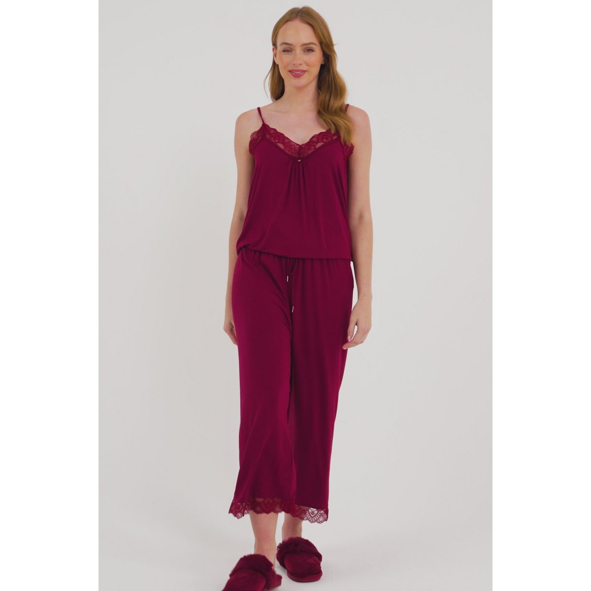 Bamboe kanten cami cropped broekpyjamaset in bordeaux