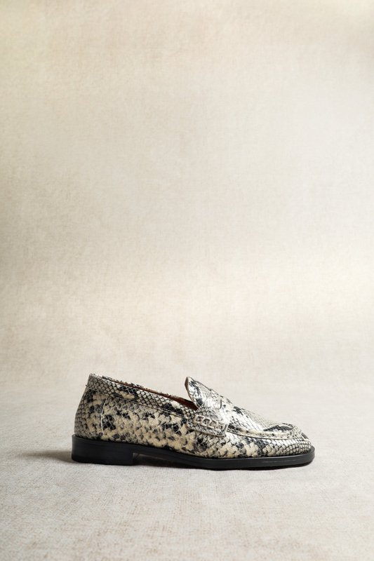 EMILIA OFF WHITE – Leder-Loafer mit Schlangenprägung