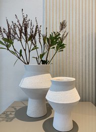 Moderne keramikvase med ru hvid finish, kantet rund form, CUZCO 20 hvid