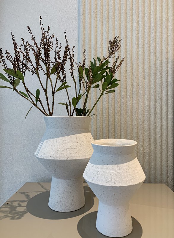 Moderne keramikvase med ru hvid finish, kantet rund form, CUZCO 20 hvid