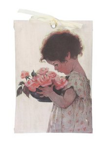 Scented sachet Girl with rose basket (english rose)