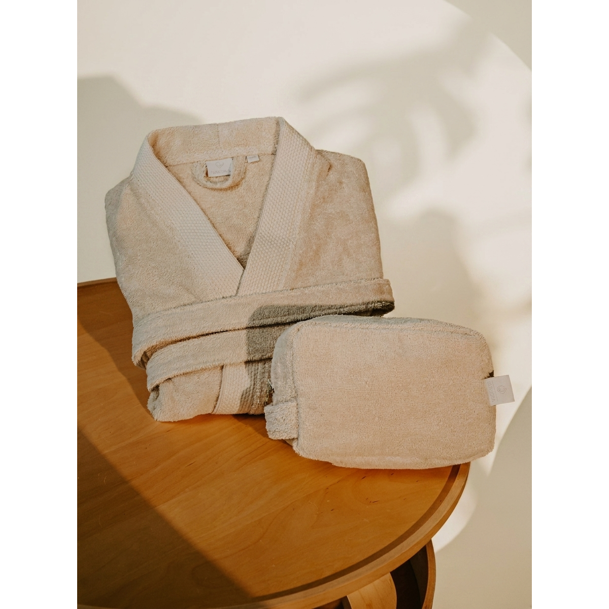 Pamukia GOTS Organic Cotton Gift Set – Unisex Bathrobe & Toiletry Bag | Essence Collection