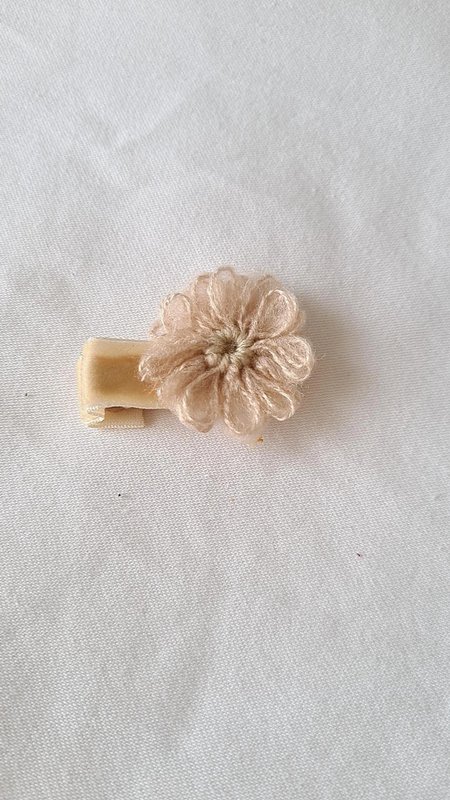 Blumenclips aus Wolle