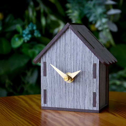 Kleine Tischuhr aus Holz CUTE HUT
