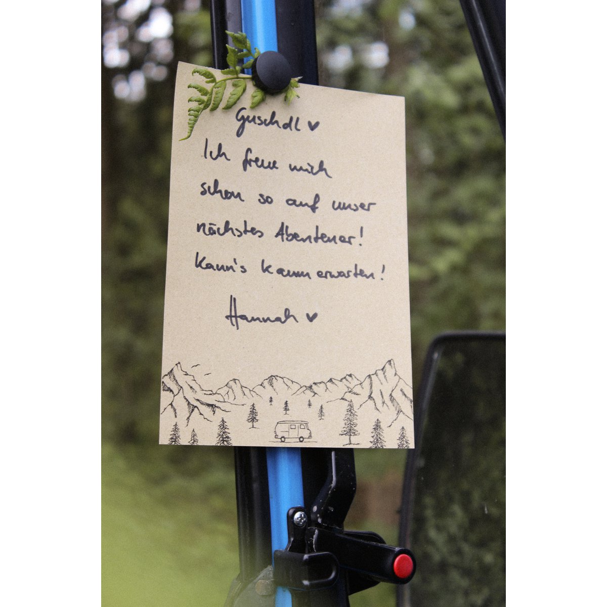 Kamper z notatnikiem z trawy w górach