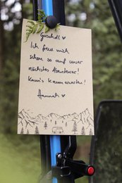 Camper con blocco note in carta erba in montagna