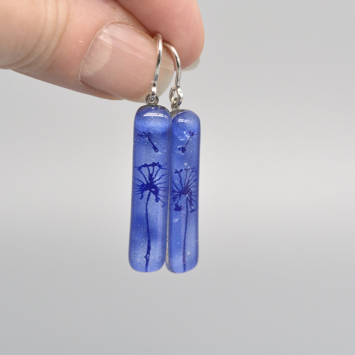 Orecchini dente di leone blu, barra lunga, vetro riciclato e argento sterling