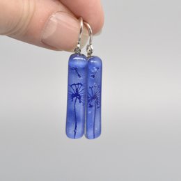 Orecchini dente di leone blu, barra lunga, vetro riciclato e argento sterling