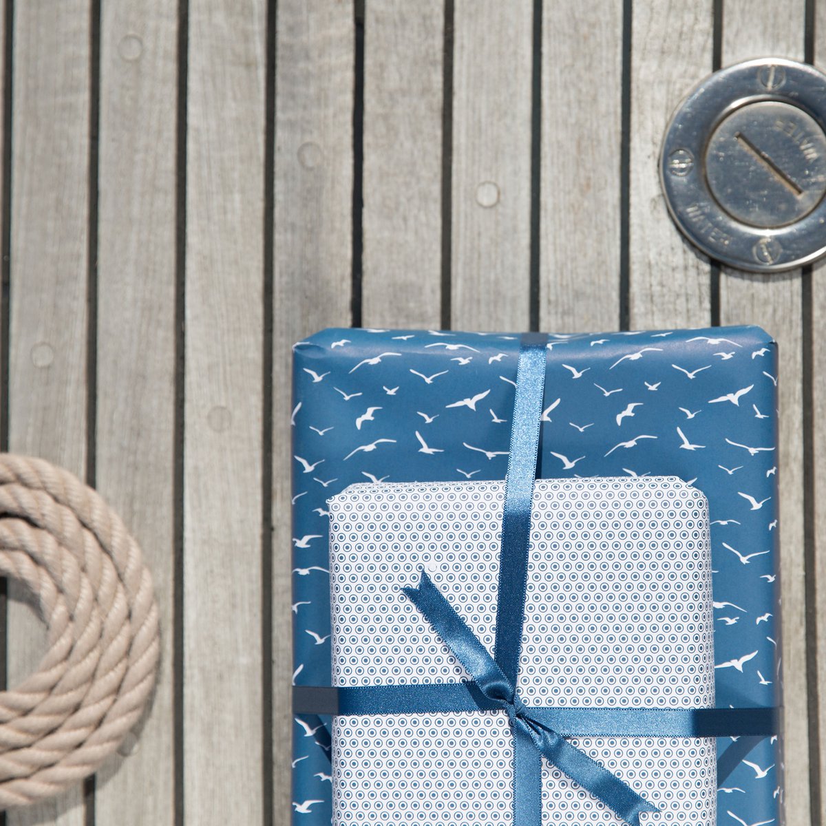 Bird wikkel papier blauw - maritiem inpakpapier met meeuwen, als een geschenkverpakking voor doop, communie of bevestiging