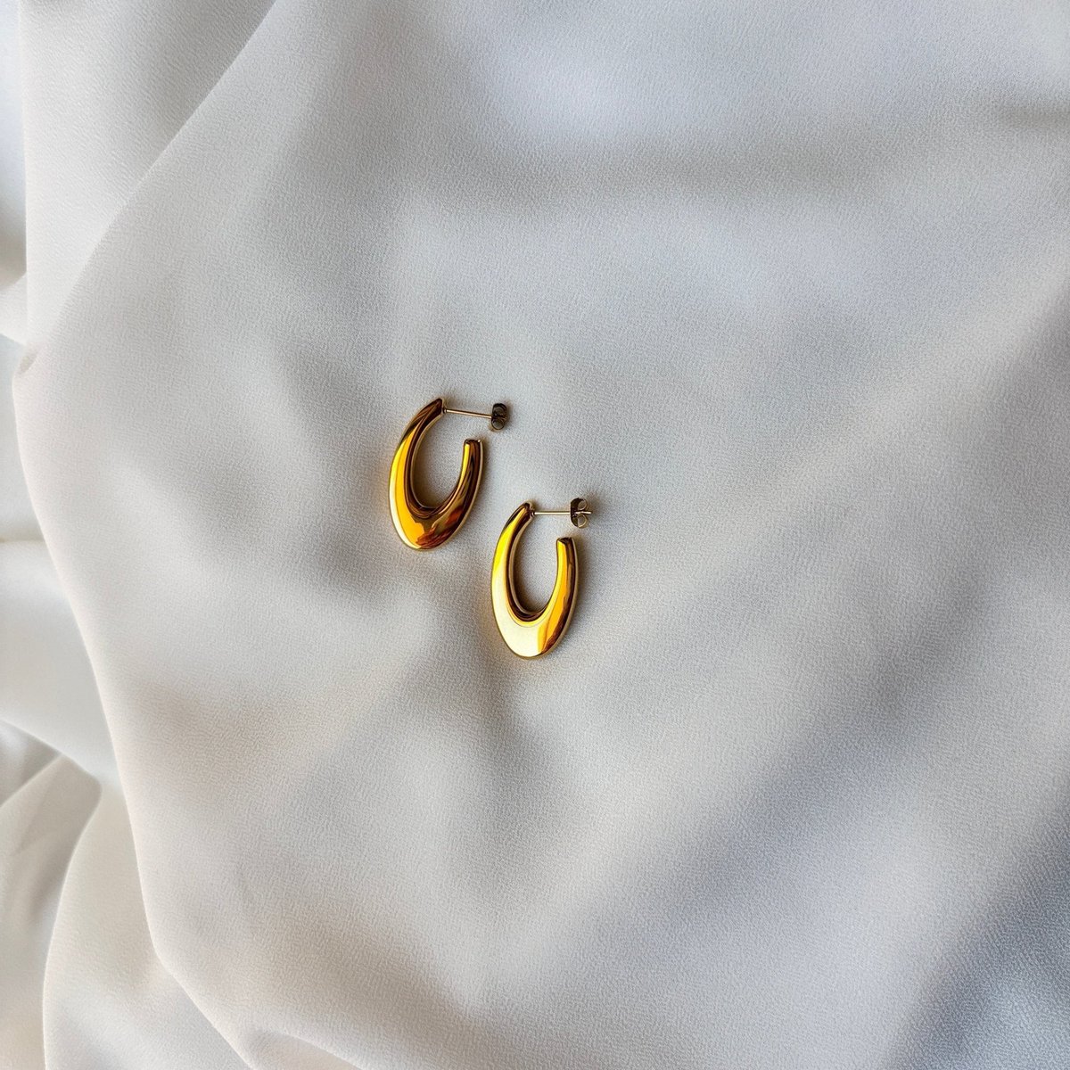 OVAL BLISS – Guld Oval Lobe Øreringe