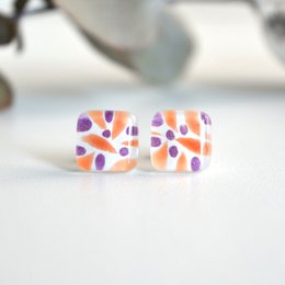 Små øreringe med glasknapper, pæle i sterling sølv, brændte orange blade og lilla bær