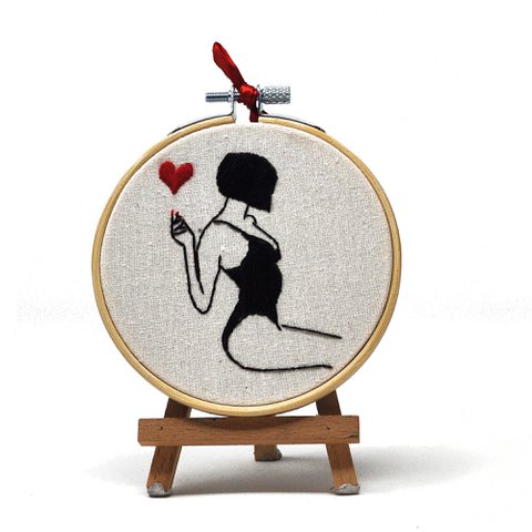 Handgefertigte Stickrahmen-Wandkunst – erotisches Design – textile Wanddekoration 10 cm