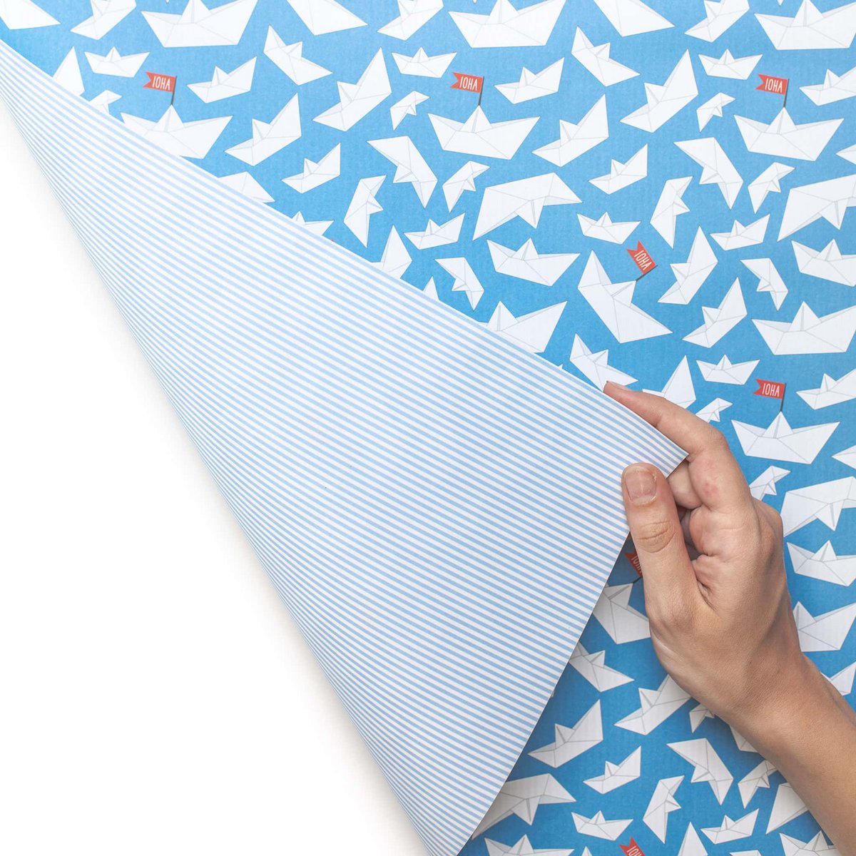 Blauw inpakpapier met papieren boten en strepen - lichtblauw inpakpapier met papieren bootpatroon, ideaal voor kinderverjaardag, doop, geboorte.