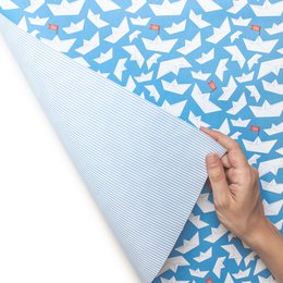 Blauw inpakpapier met papieren boten en strepen - lichtblauw inpakpapier met papieren bootpatroon, ideaal voor kinderverjaardag, doop, geboorte.
