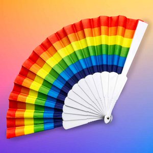 Stolzer Fächer aus Regenbogenstoff
