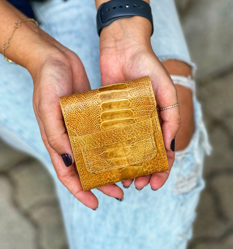 Portasigarette Realizzato in Pelle Di Gamba Di Struzzo E Legno Di Noce