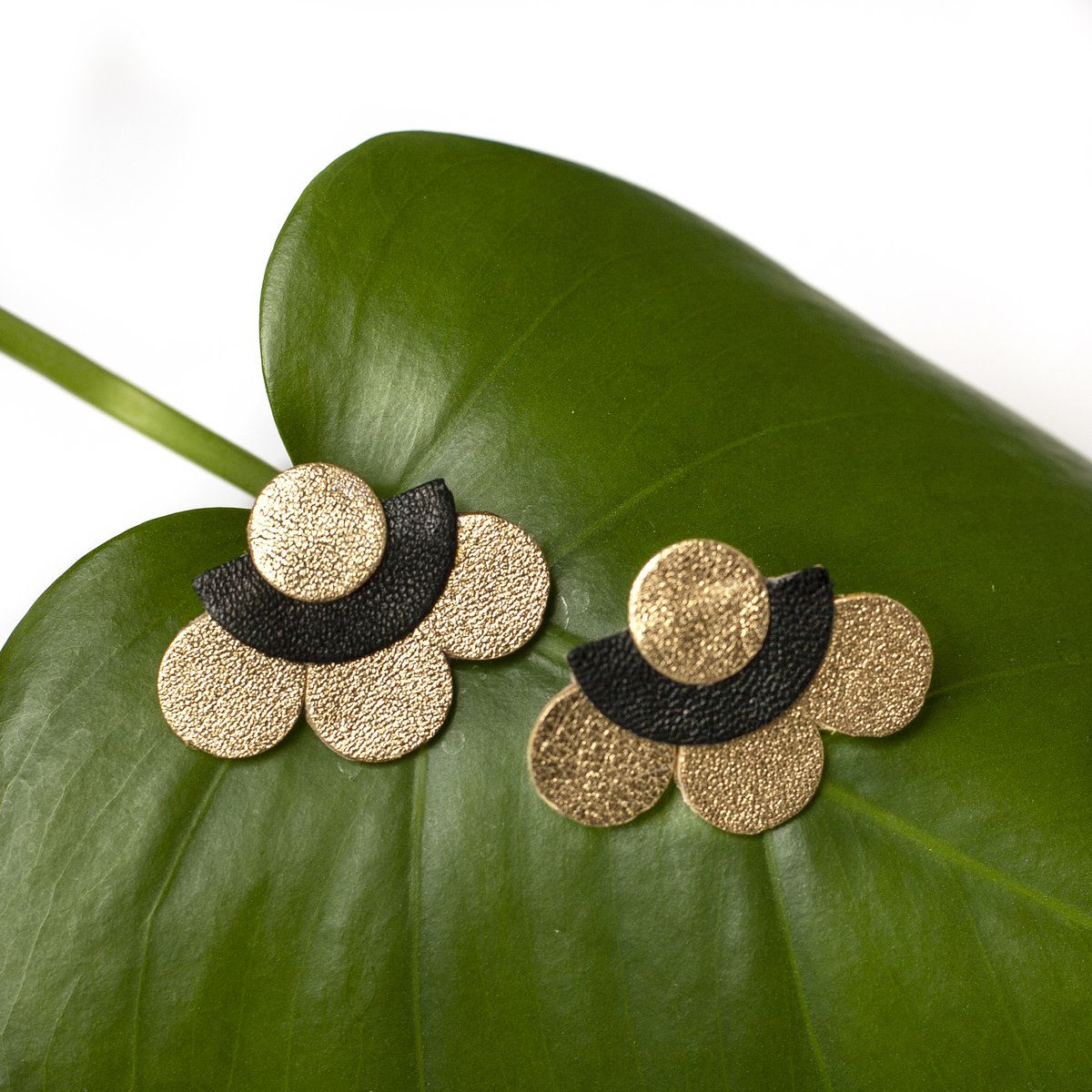 Pendientes grandes Flor - cuero dorado y negro