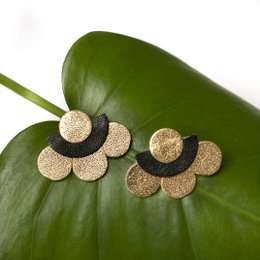 Große Blumen Ohrstecker - Gold und schwarzes Leder