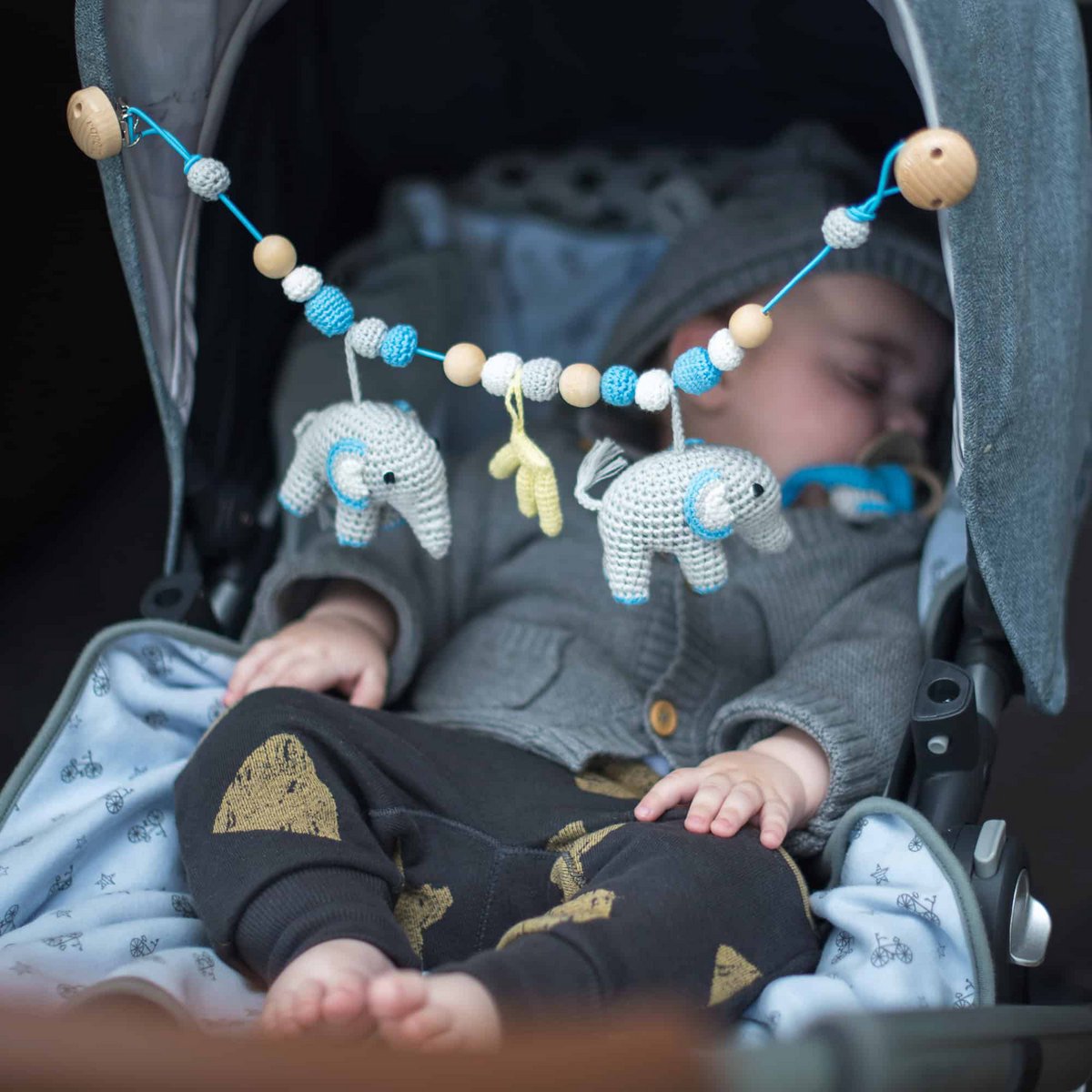 Crocheted pram chain elephant JUMBO in blue