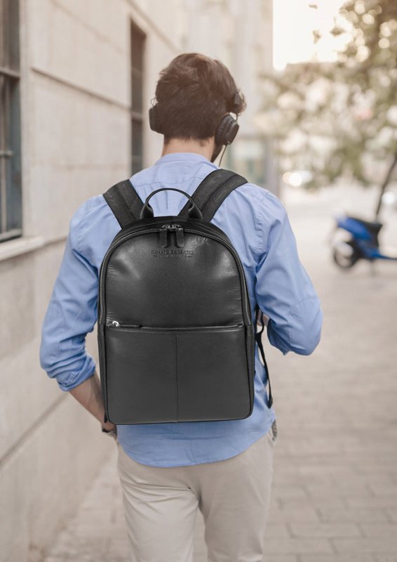 RB2001A | Netbook/Tablet Backpack in Nylon/Genuine Leather, with light grain. Zipper closure and adjustable shoulder straps - Black color - Dimensions: 27 x 38 x 14 cm. Packaging: Non-woven fabric bag