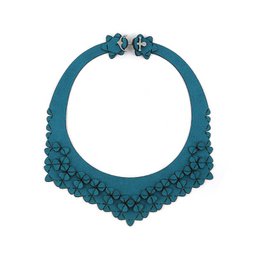 The product is a charm with various color variants, including green, fuchsia, mustard, red, petrol, lime, cobalt, aqua, navy, ocean velvet, brique, jeansblue, goldflake, black, grey, nude, aubergine, greyflake, ocher, aqua velvet, softpink, bordeaux, fuchsia velvet, iceblue, cognac, purple, copper, gold, titanium, and offwhite. The charm has a round, tall shape.