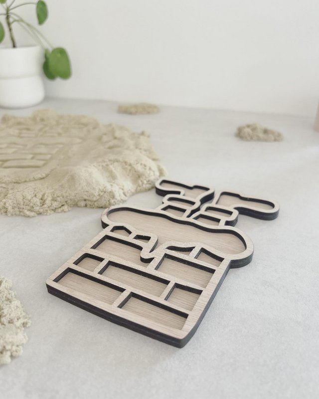 Wooden play tray · Piet in chimney