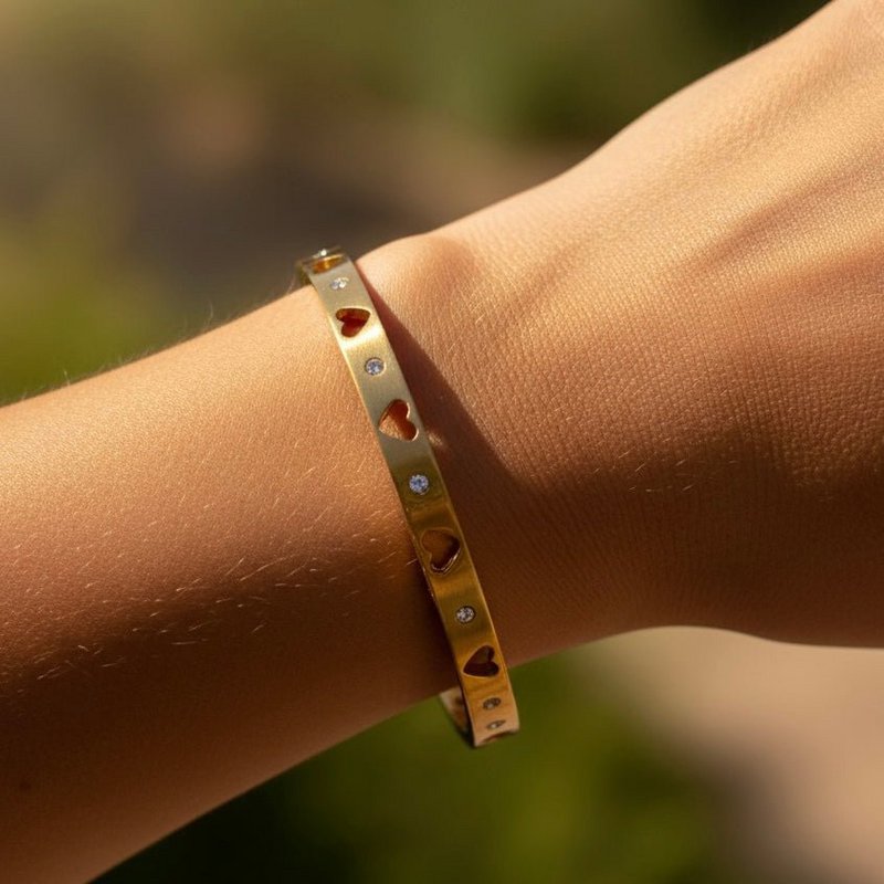 Corazones - Pulsera rígida de acero chapado en oro