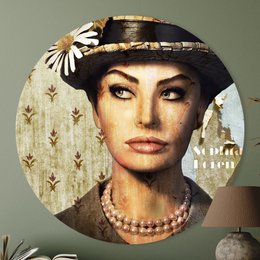A round wall decor featuring a portrait of Sophia Loren, a famous Italian actress, wearing a patterned hat with a flower accent. The product is available in three sizes: 40 cm, 60 cm, and 80 cm in diameter.