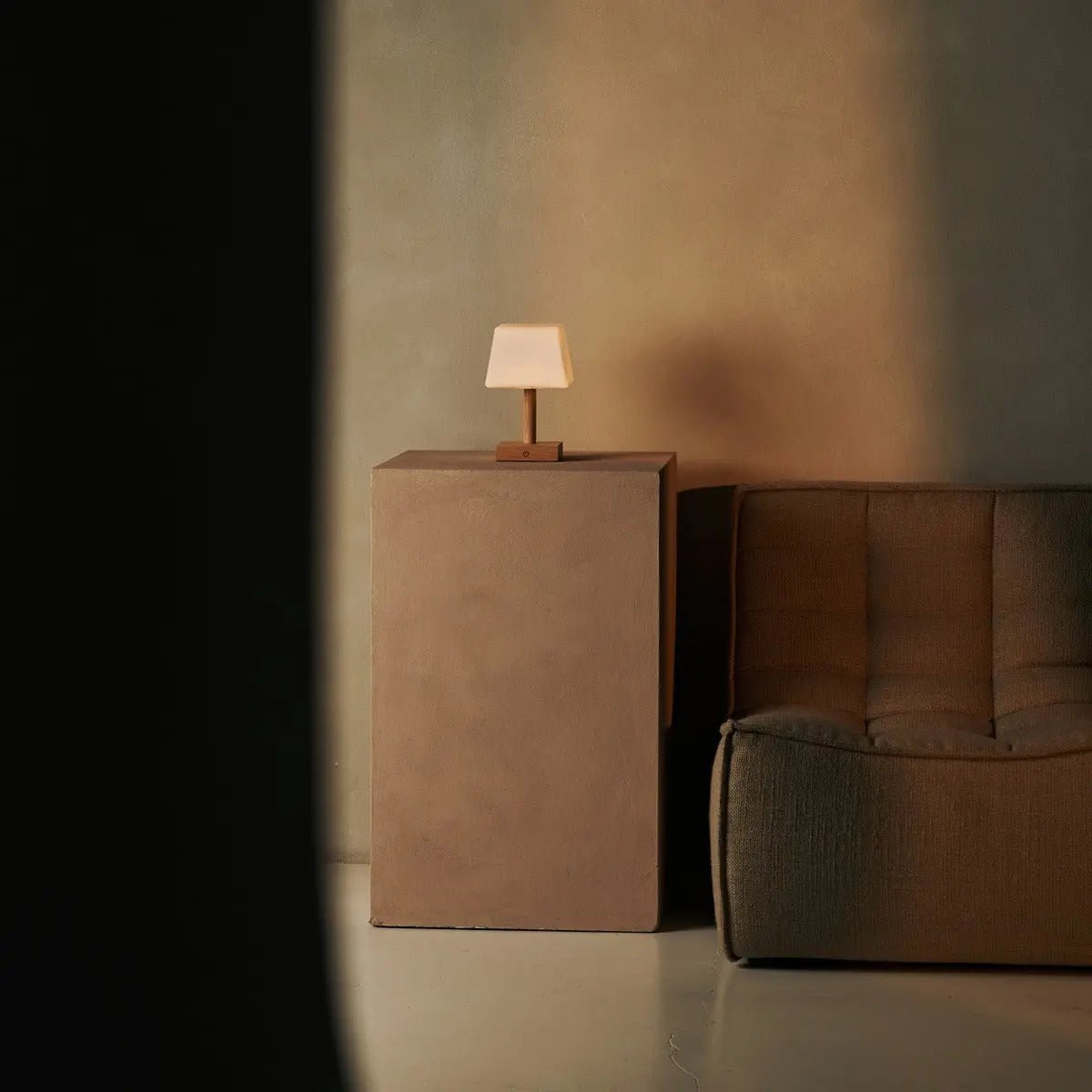 Lampada da tavolo ricaricabile Tommy in legno marrone chiaro
