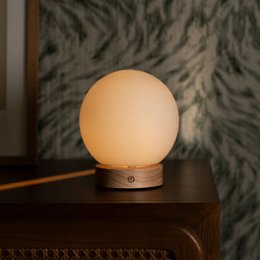 Flore lysebrun genopladelig trælampe