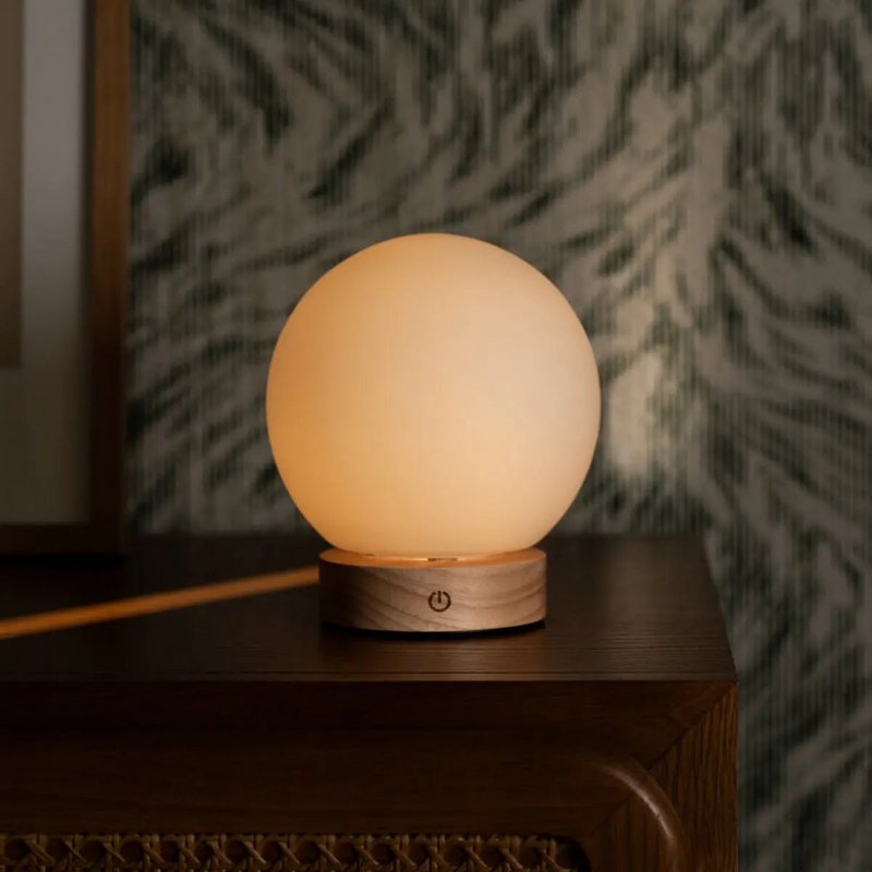 Flore lysebrun genopladelig trælampe
