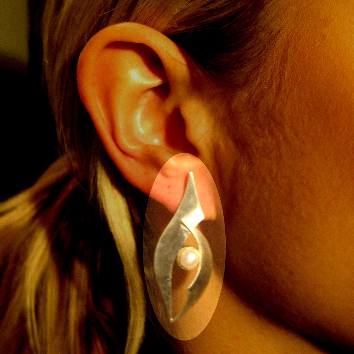 E 982, silver ear studs with pearl