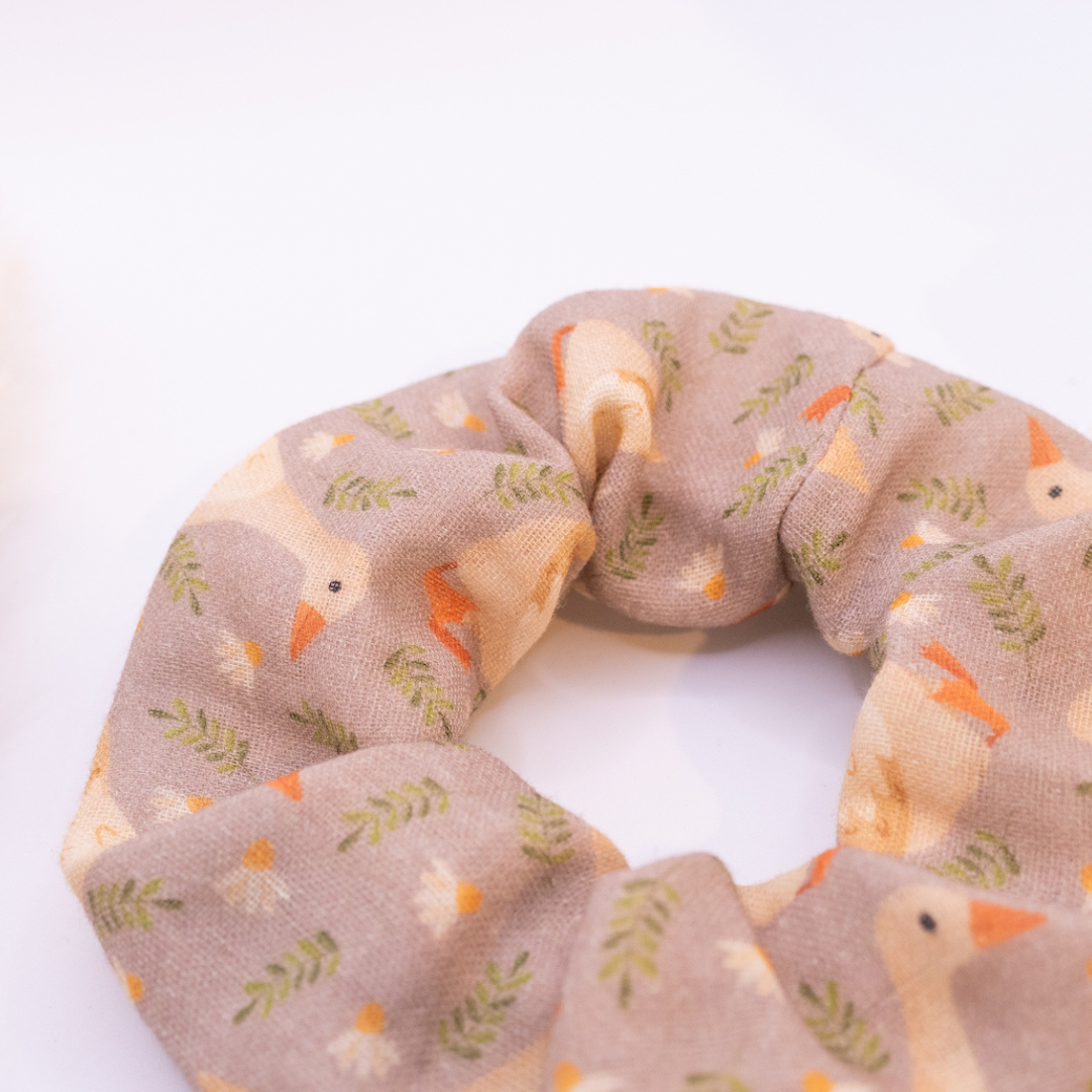Fascia per capelli Scrunchie oca prato - cravatta per capelli disegnata e cucita a mano