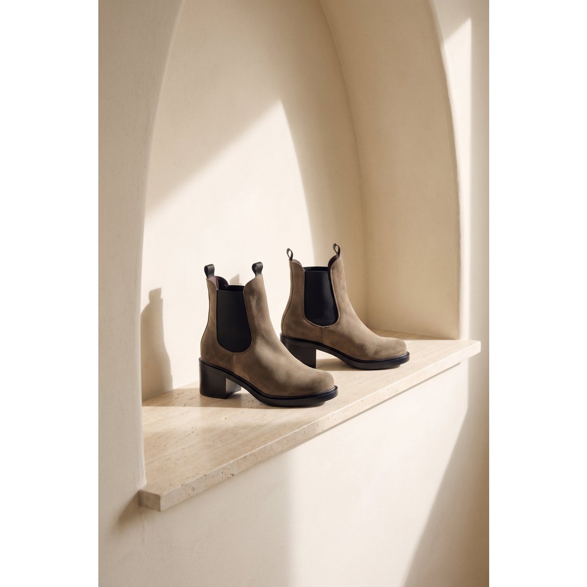 INMA NUTRIA TAUPE – Stiefeletten mit elastischen Einsätzen und Blockabsatz