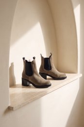 INMA NUTRIA TAUPE – Stiefeletten mit elastischen Einsätzen und Blockabsatz