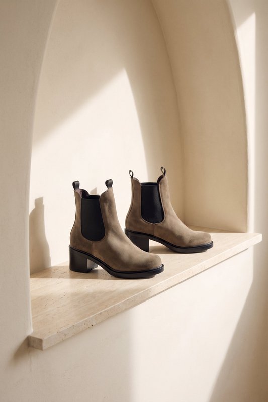 INMA NUTRIA TAUPE – Stiefeletten mit elastischen Einsätzen und Blockabsatz