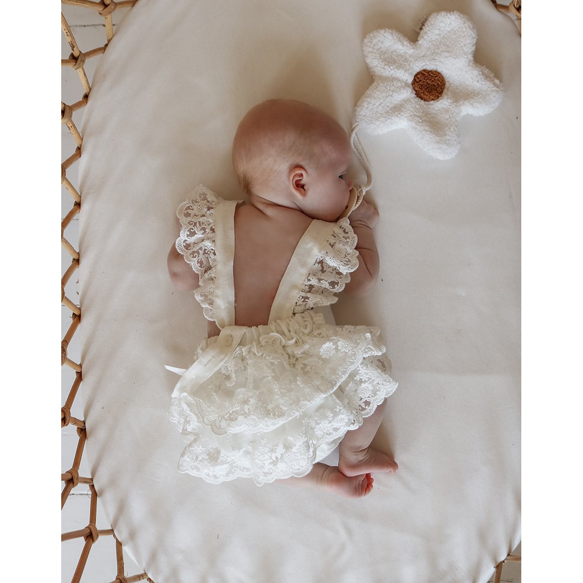 PACIFIER HOLDER/CUDDLY TOY DAISY