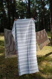 Large, soft cotton towel with striped pattern in two sizes - 50x90cm and 100x180cm. Ideal for bathroom, beach, or spa use.
