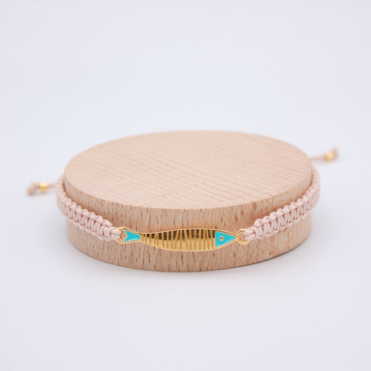 MAGDALENA kleurrijke macramé armband met gouden visbedel