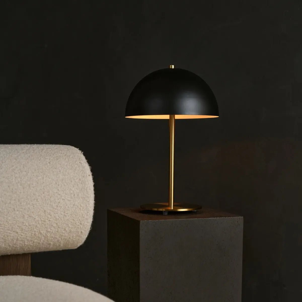 Lámpara de mesa Lola dorada y negra