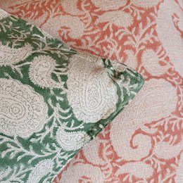 Cushion with a paisley fern pattern in green and white. The cushion measures 40 x 40 cm and is suitable for home decor.