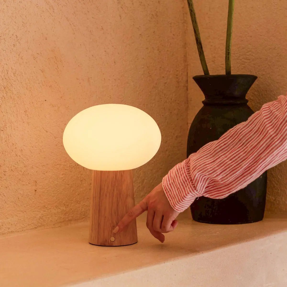 Max Hellbraune kabellose Tischlampe aus Holz