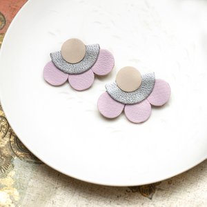 Grote bloemen oorknopjes - beige zilver roze leer