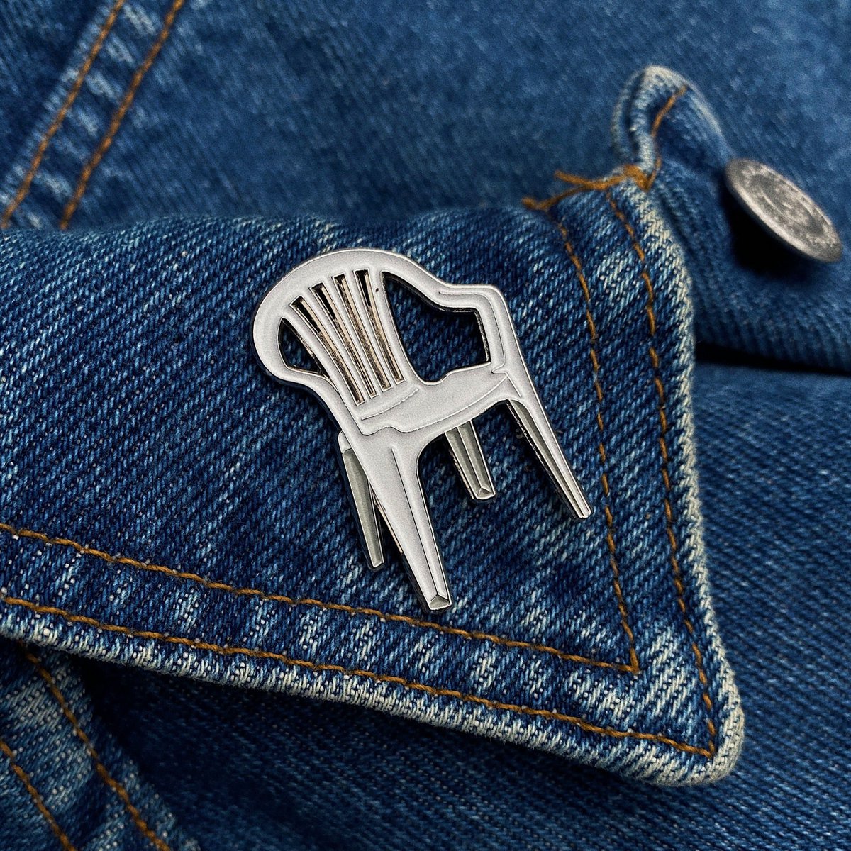 Email Pin "plastic stoel"