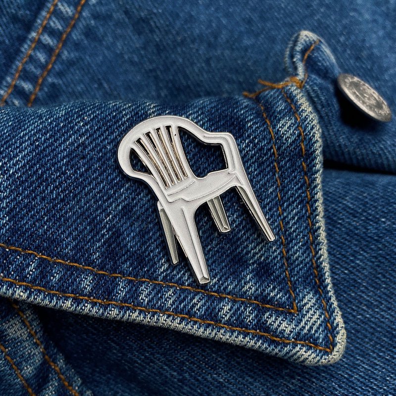 Email Pin "plastic stoel"